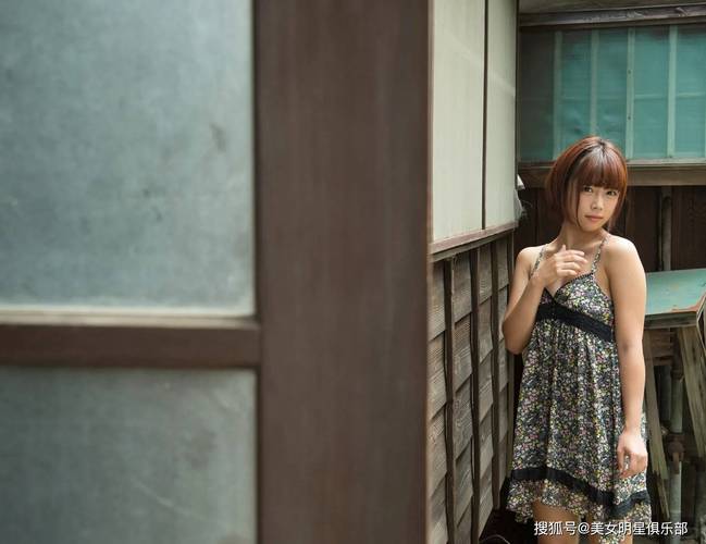 纱仓真奈崛起热议时尚新声